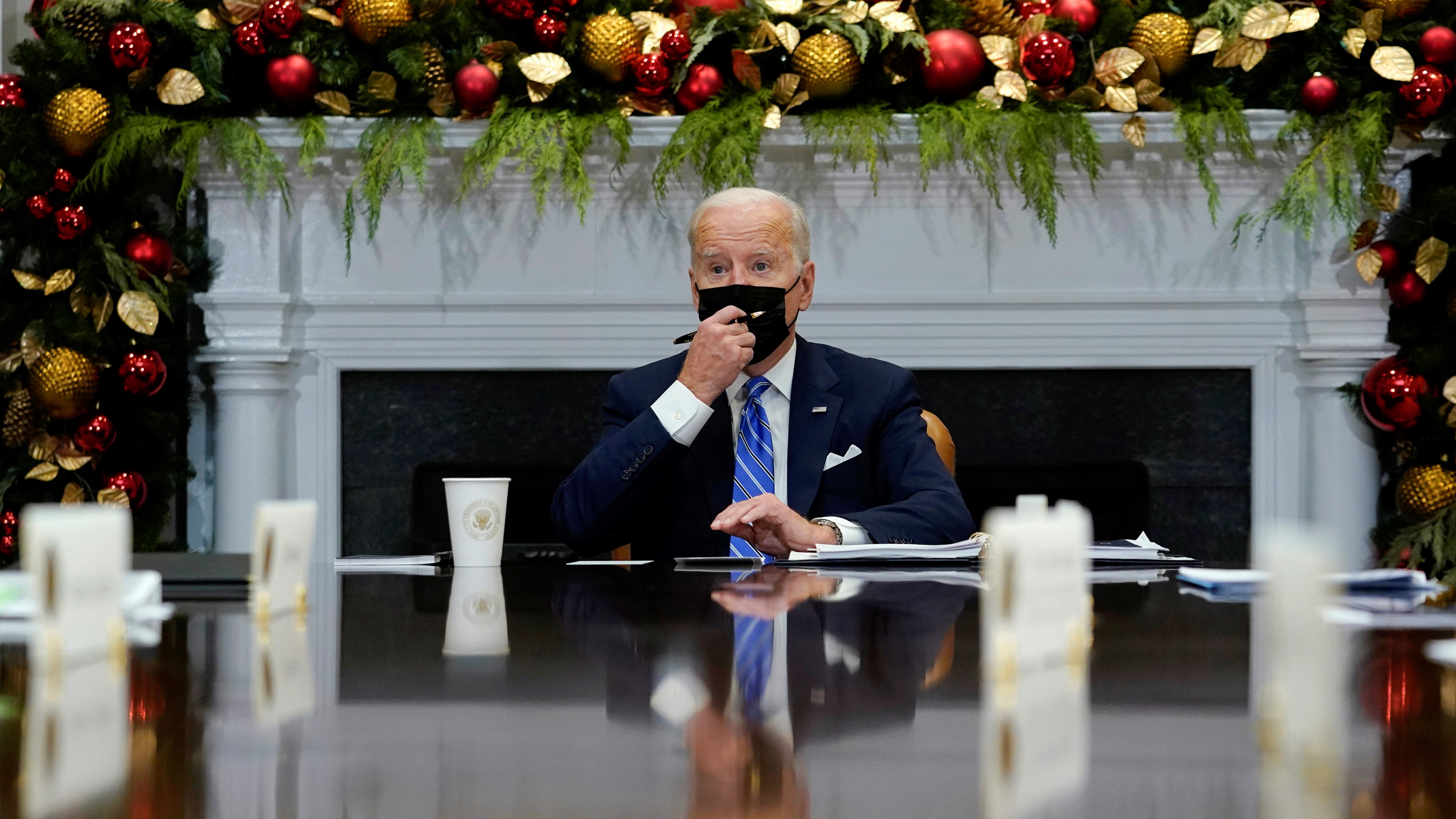 Joe Biden amerikai elnök a koronavírus-járvány elleni védekezésről beszél szakértőkkel a washingtoni Fehér Ház Roosevelt-termében 2021. december 16-án. (Fotó: MTI/AP/Susan Walsh)