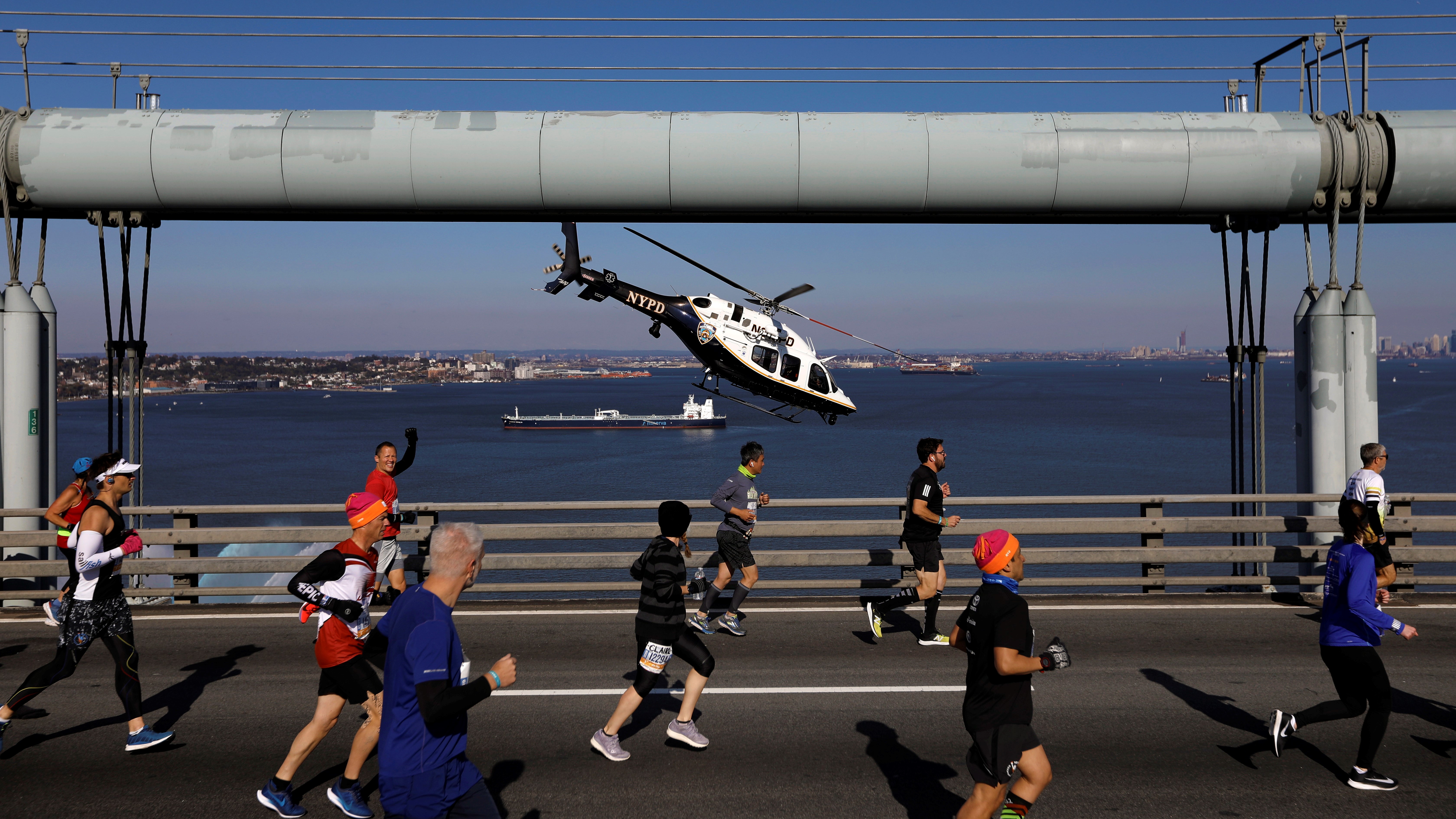 Rendőrségi helikopter kíséri a New York-i maratoni futóverseny mezőnyét a Verrazano-Narrows híd mellett.MTI/EPA/Peter Foley