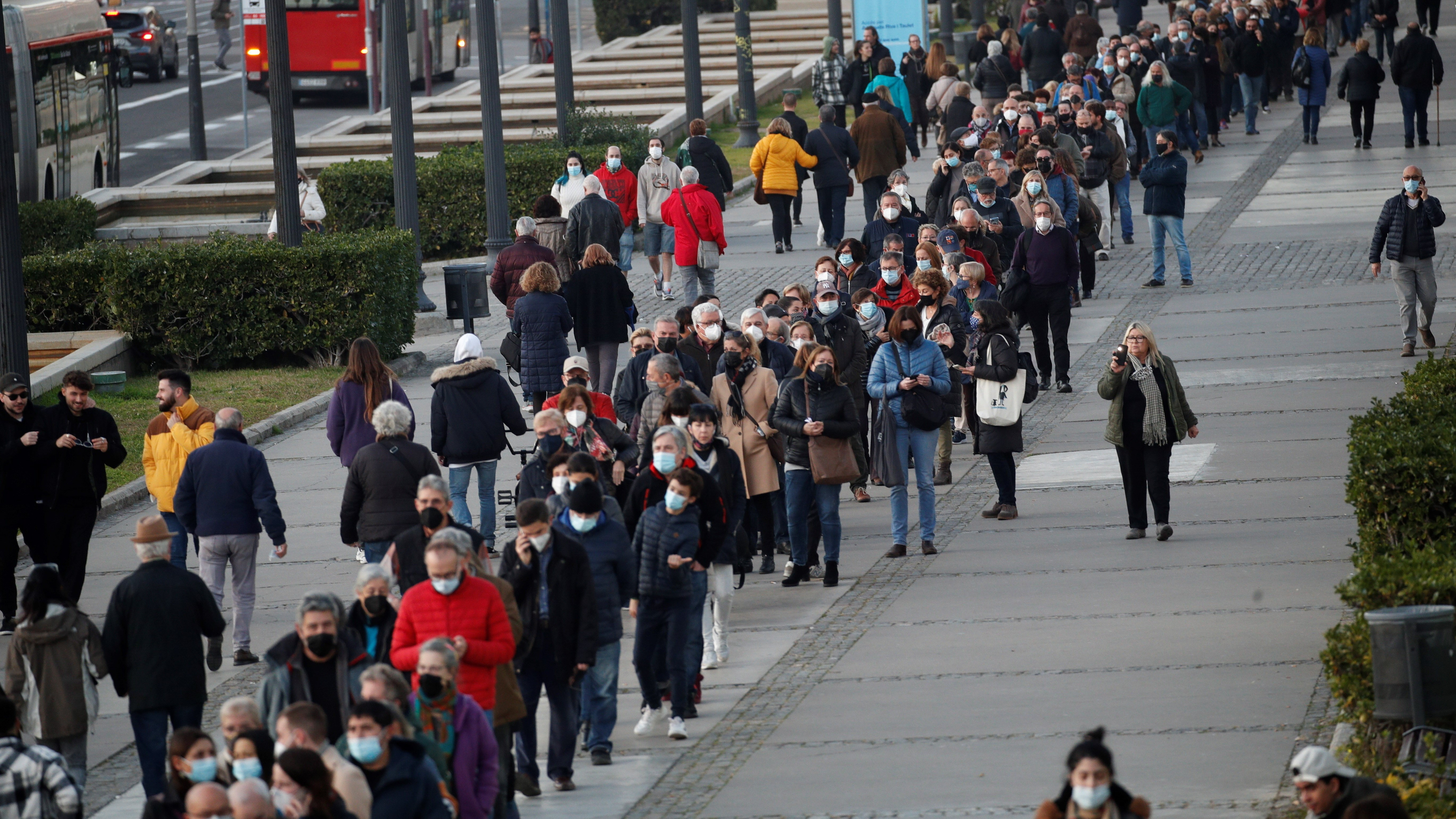 Oltás felvételére váró emberek Barcelonában