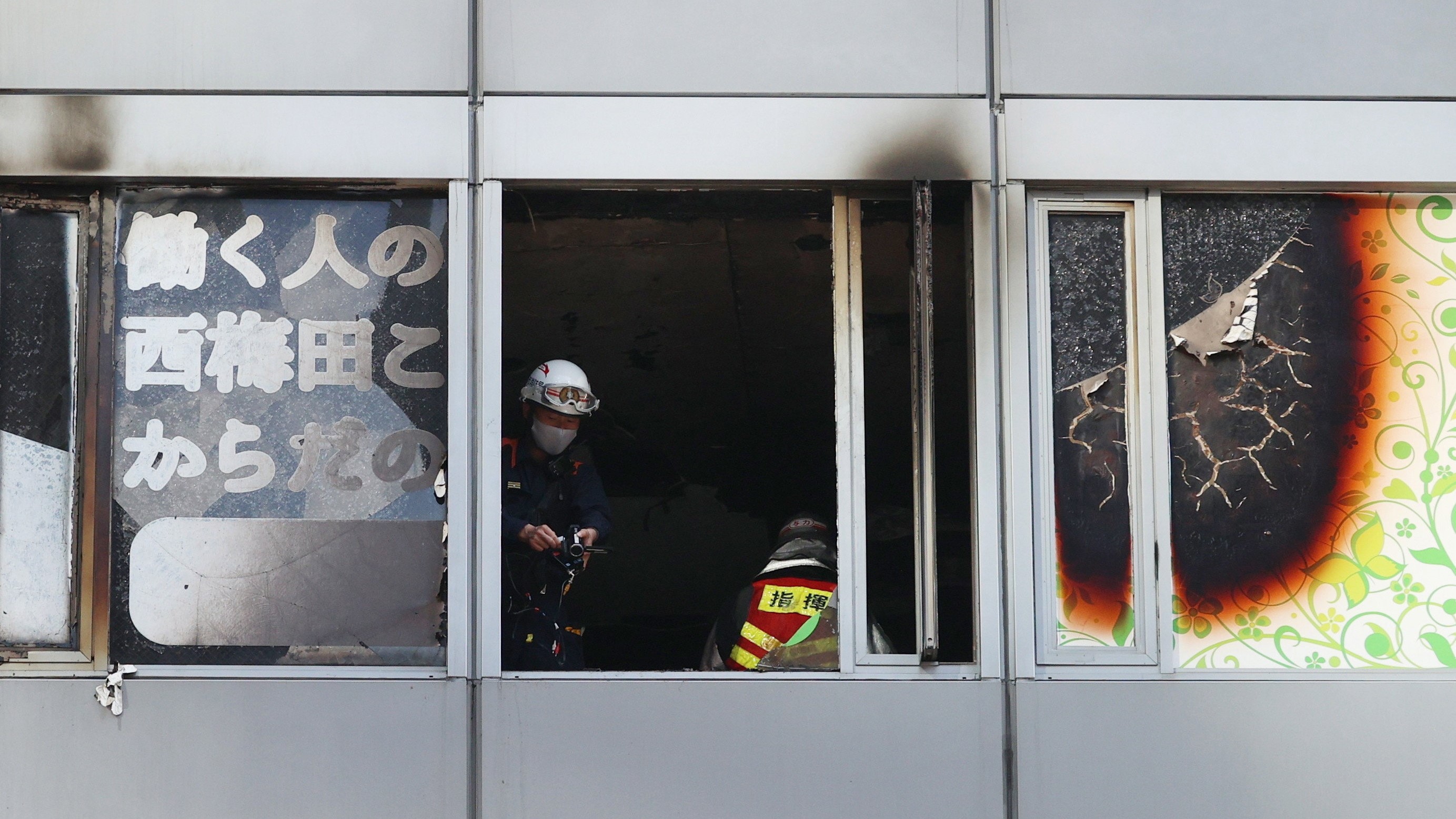 Tűzoltók a helyszínen 2021. december 17-én, miután tűz ütött ki egy nyolcemeletes oszakai épület harmadik emeletén. Huszonnégy ember életét vesztette a tűzben, amelyet a rendőrség feltételezése szerint gyújtogatás okozott.MTI/EPA/Jiji Press