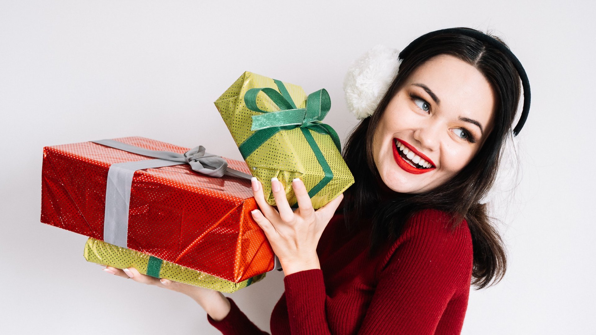 Karácsonyi ajándékokkal egy nő