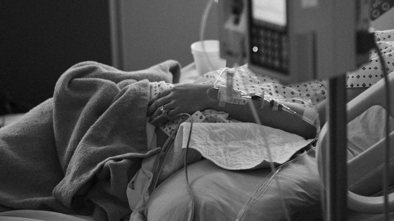 Kórházi ágyon fekvő beteg