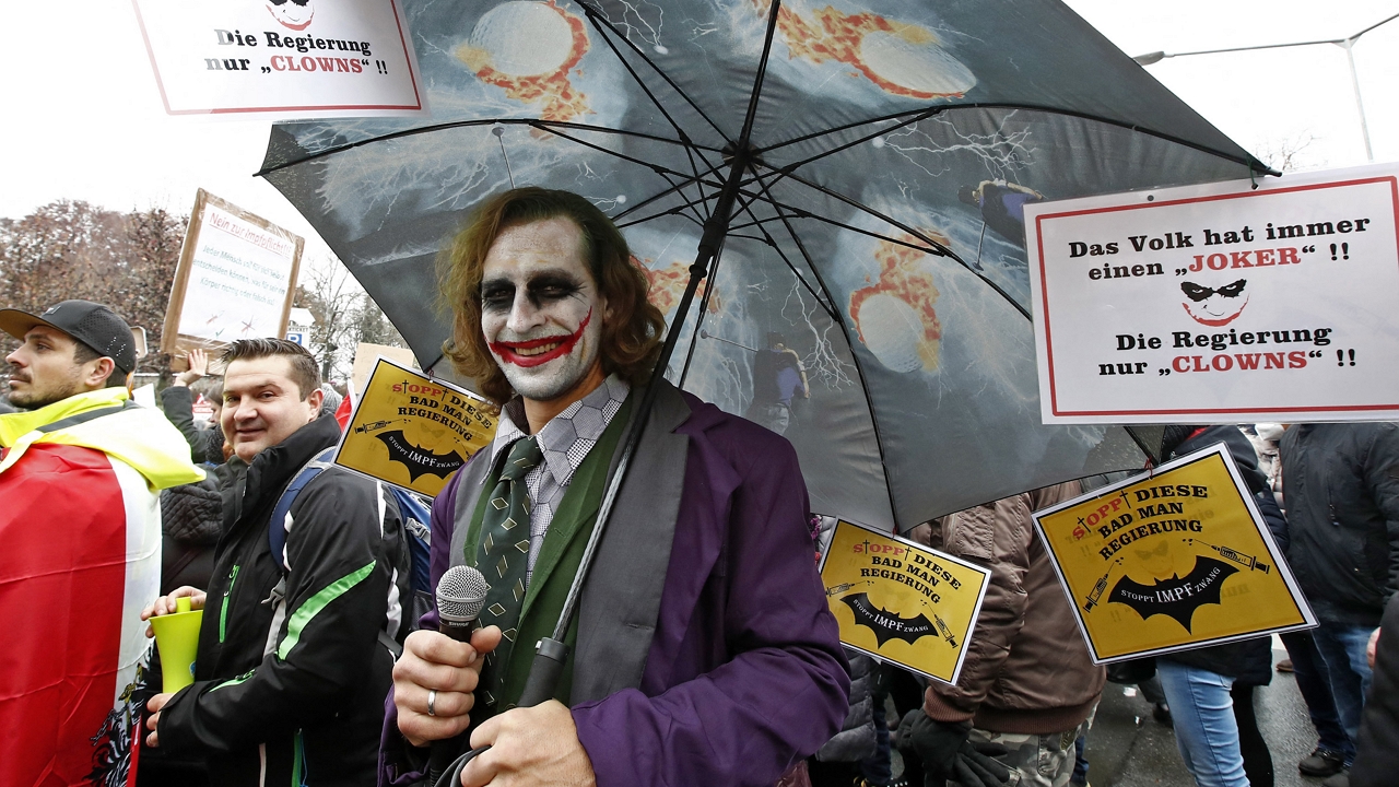 Bohócnak öltözött tüntető a kötelező oltás ellen Ausztriában