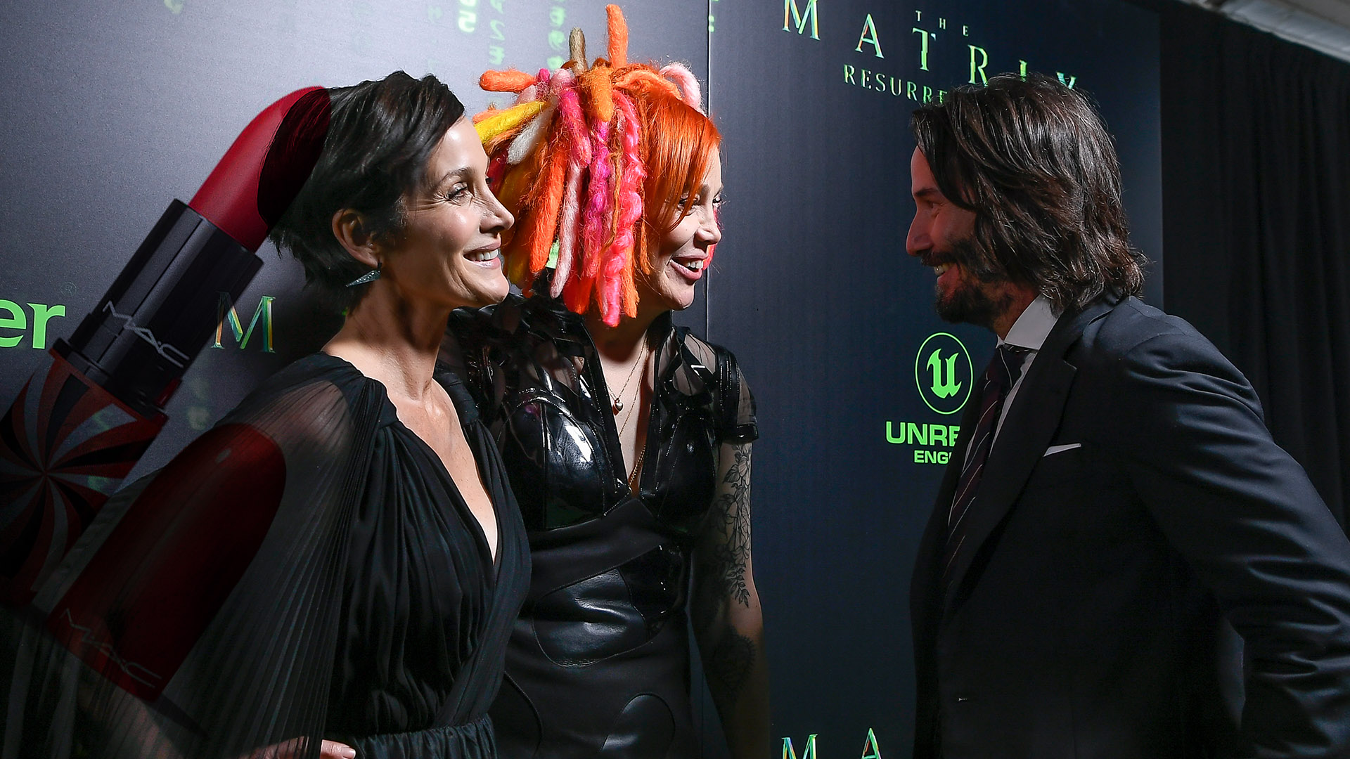 Carrie-Anne Moss, Lana Wachowski és Keanu Reeves a Mátrix 4 premierjén
