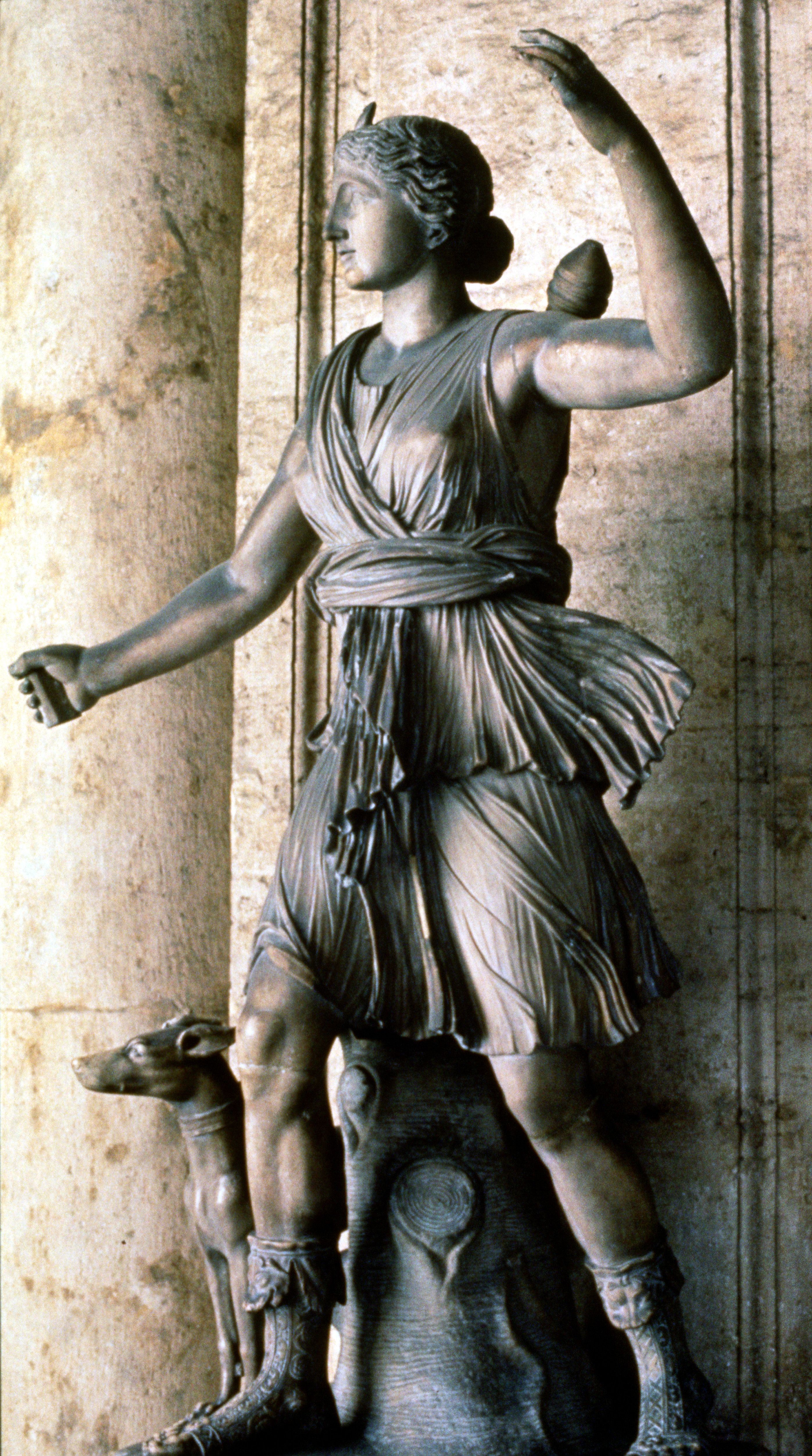 Artemis görög istennő szobra 