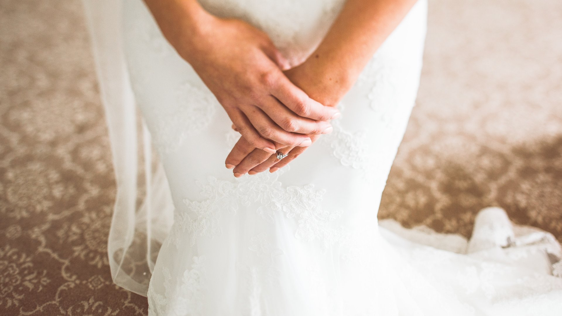 Gyűrű a menyasszony kezén