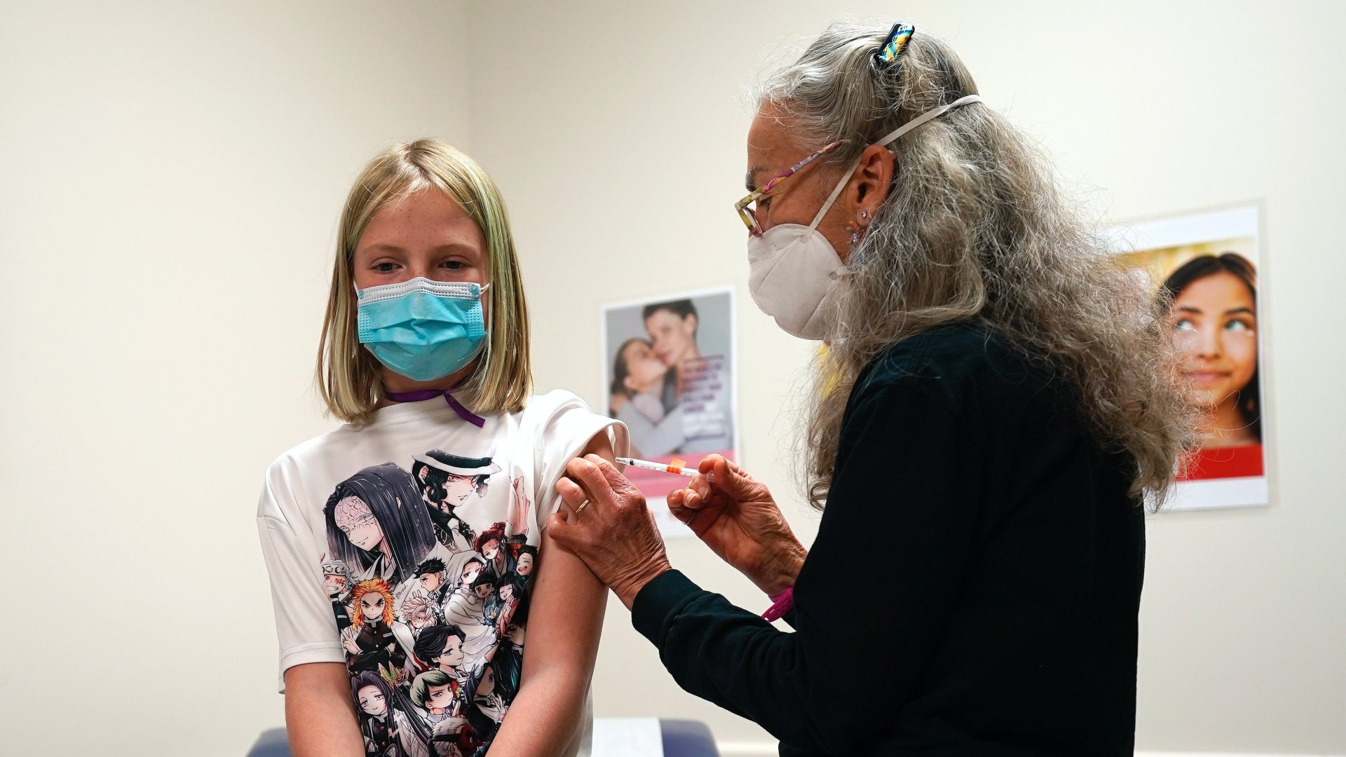 Egy kislány beoltanak a koronavírus elleni vakcinával