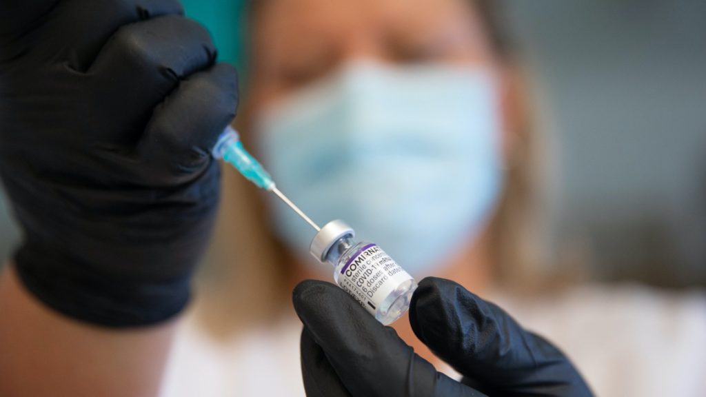 Koronavírus-vakcina előkészítése oltásra