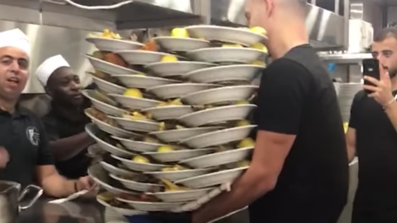 Rengeteg tányért visz ki egy pincér
