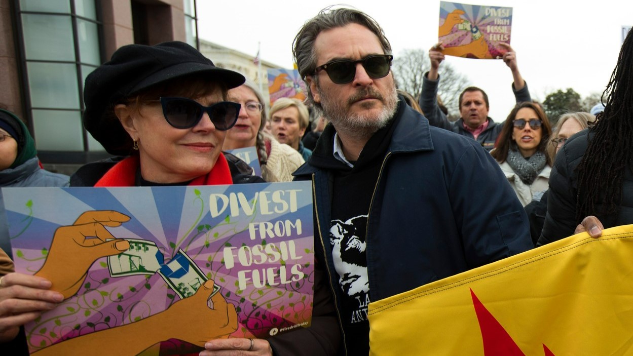 Susan Sarandon és Joaquin Phoenix egy washingtoni tüntetésen