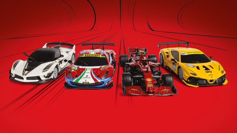 Különleges Ferrari modellek a Shell kutakon: FXX K EVO (fehér), 488 GTE AF CORSE #51 2019 (piros), SF1000 TUSCAN GP Ferrari 1000 (bordó), 488 CHALLENGE Evo (sárga)