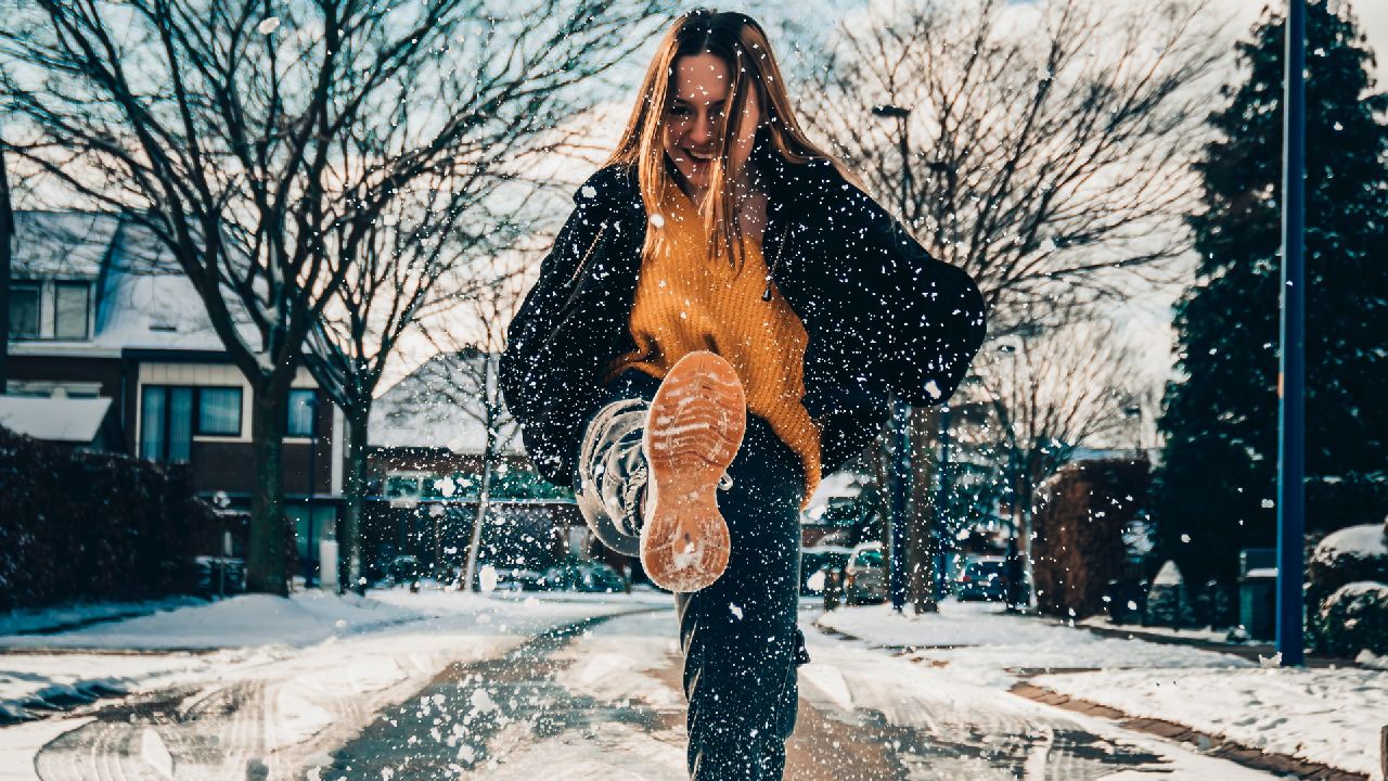 Sétáló nő a téli utcán