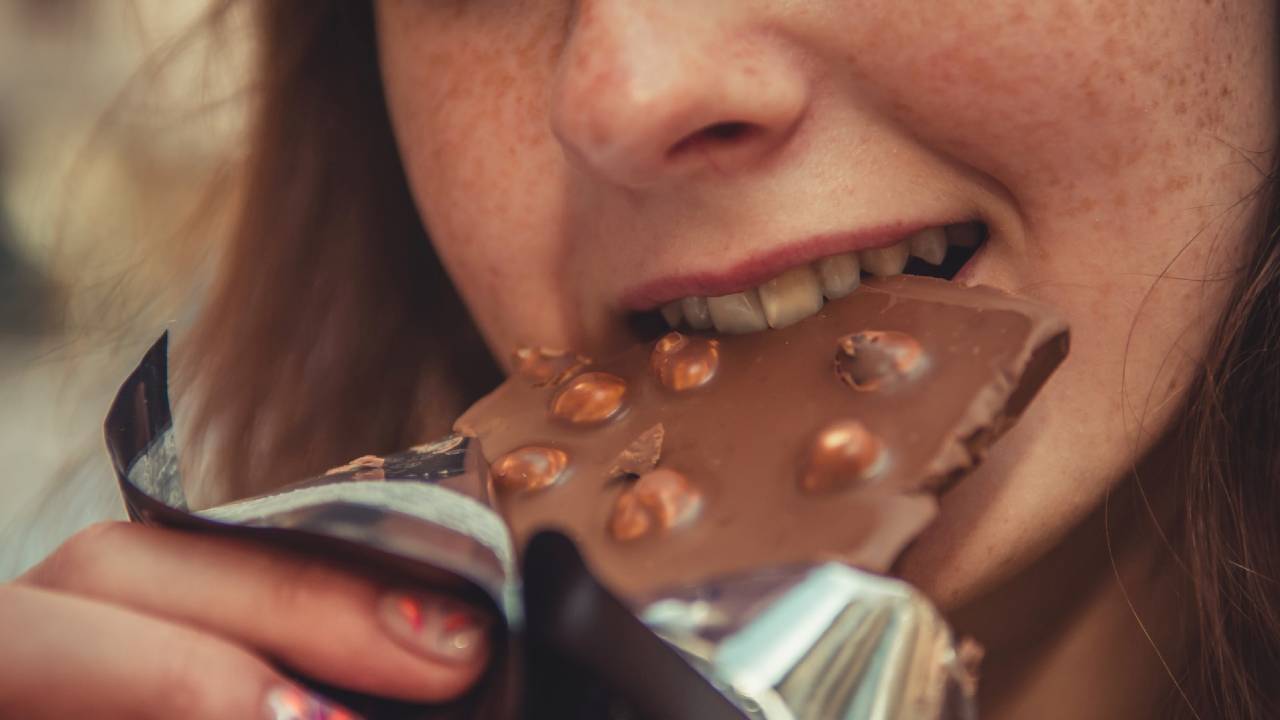 csokoládé evő nő