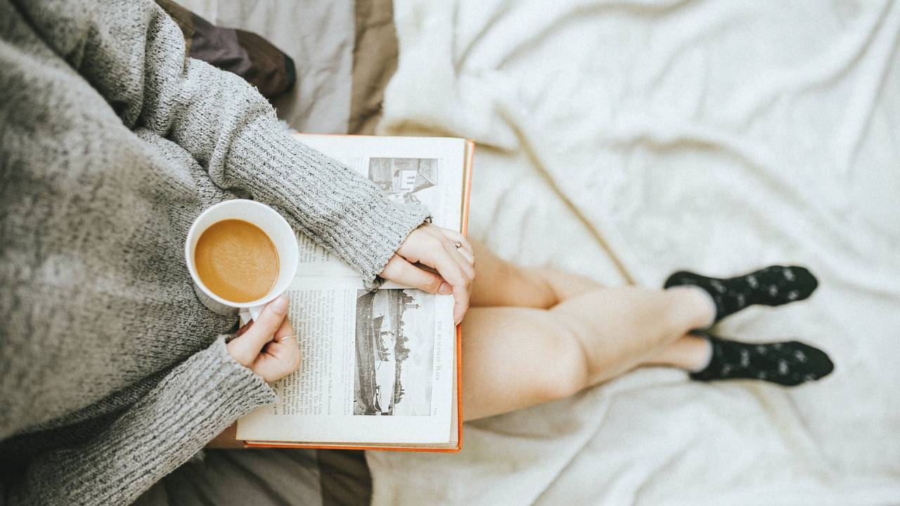 olvasó nő kávéval
