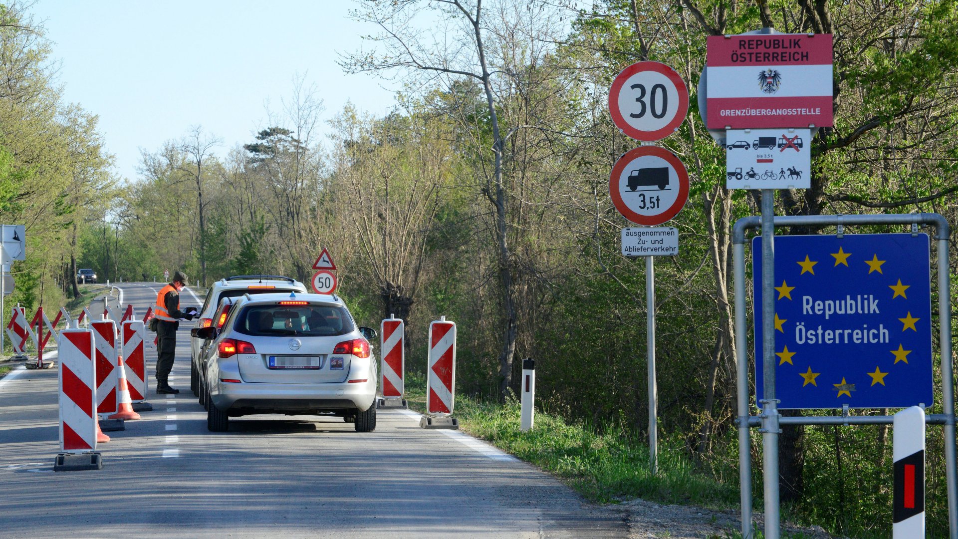 Autósokat ellenőriznek az osztrák-magyar határon