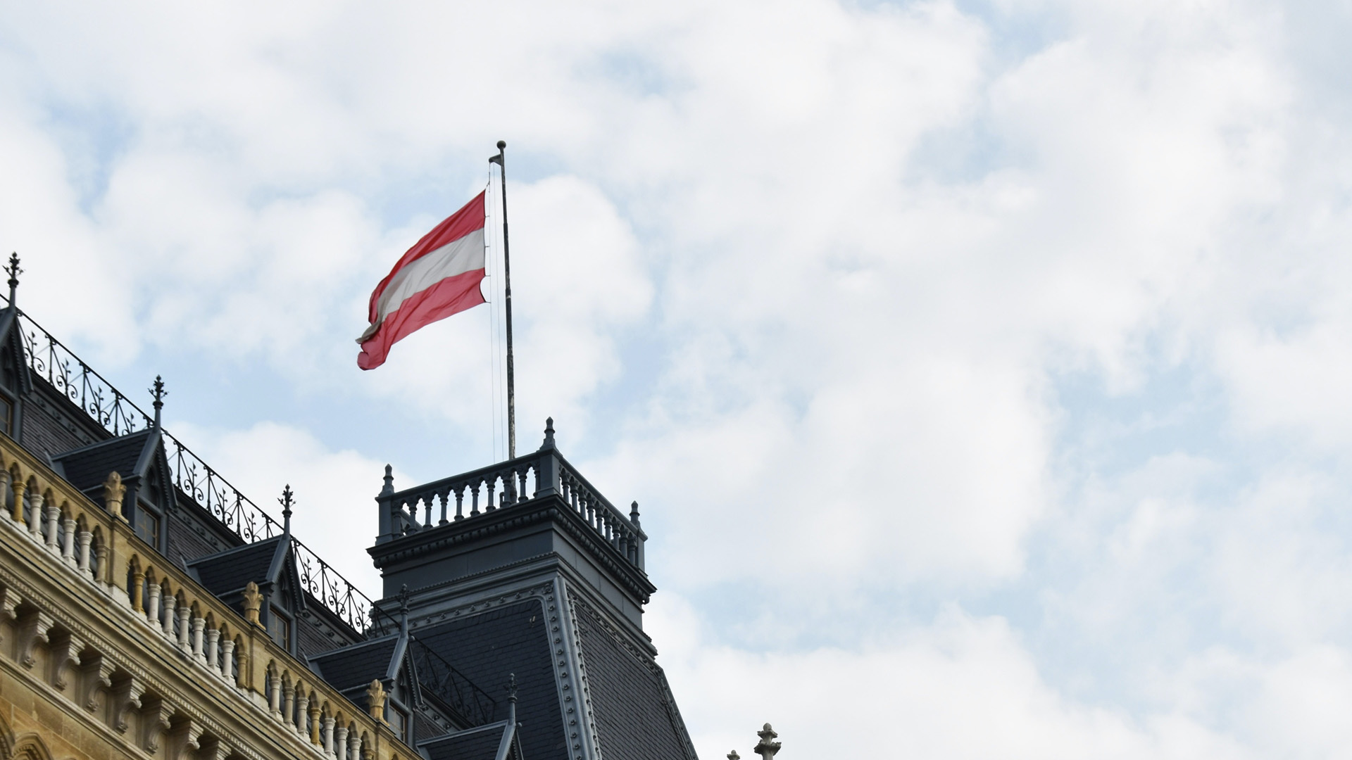 Osztrák zászló a bécsi városháza tetején / Fotó: Unsplash