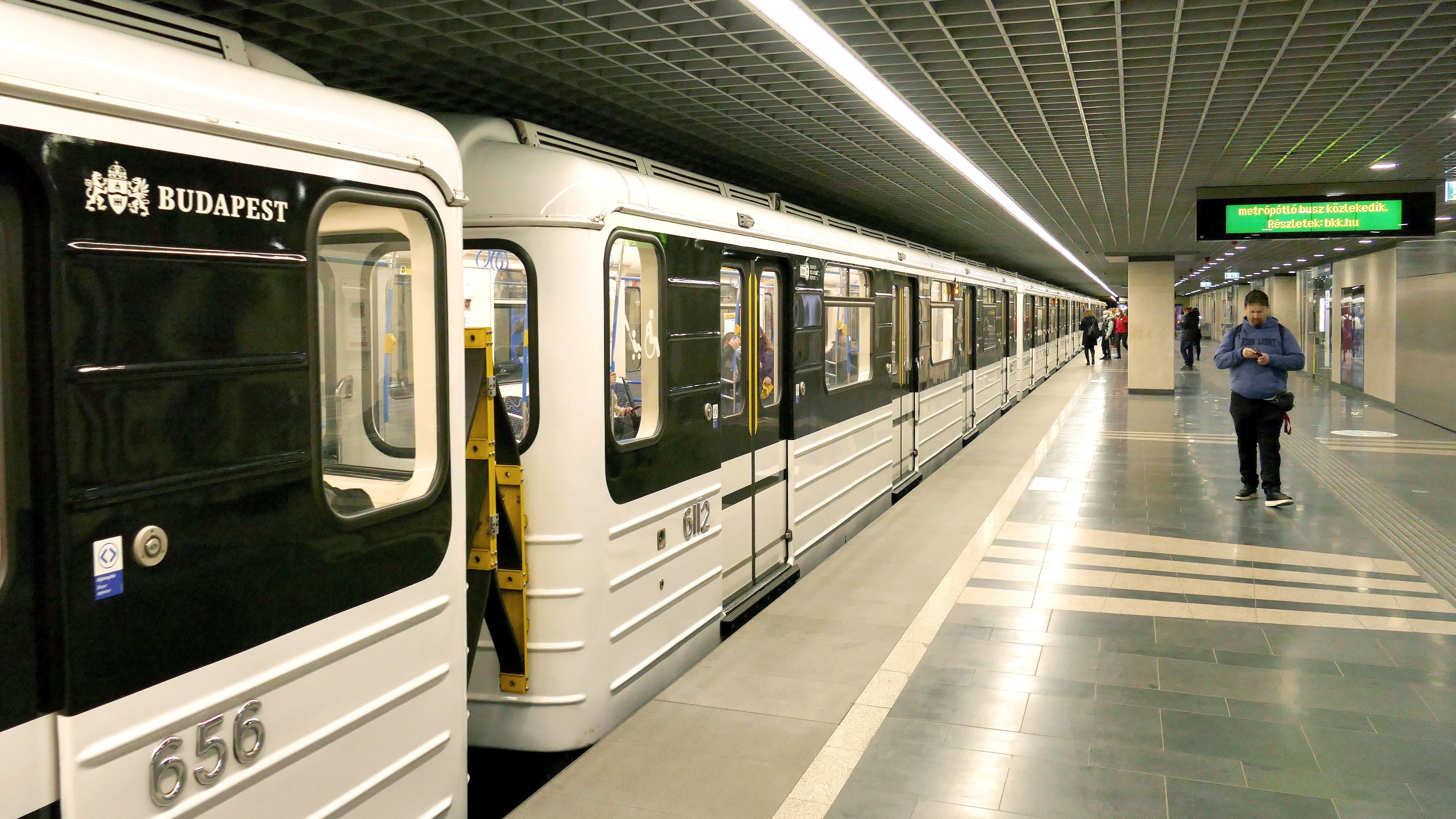Az M3-as metró vonalán közlekedő egyik orosz gyártmányú szerelvény megérkezik a Göncz Árpád térnél lévő megállójába, a már felújított északi pályaszakaszon. A fővárosi M3-as metróvonal rekonstrukciója 2017. november 6-án kezdődött és a tervek szerint 2023 tavaszán veheti újra igénybe az utazóközönség a megújult teljes vonalat. (Fotó: MTVA/Bizományosi: Jászai Csaba)