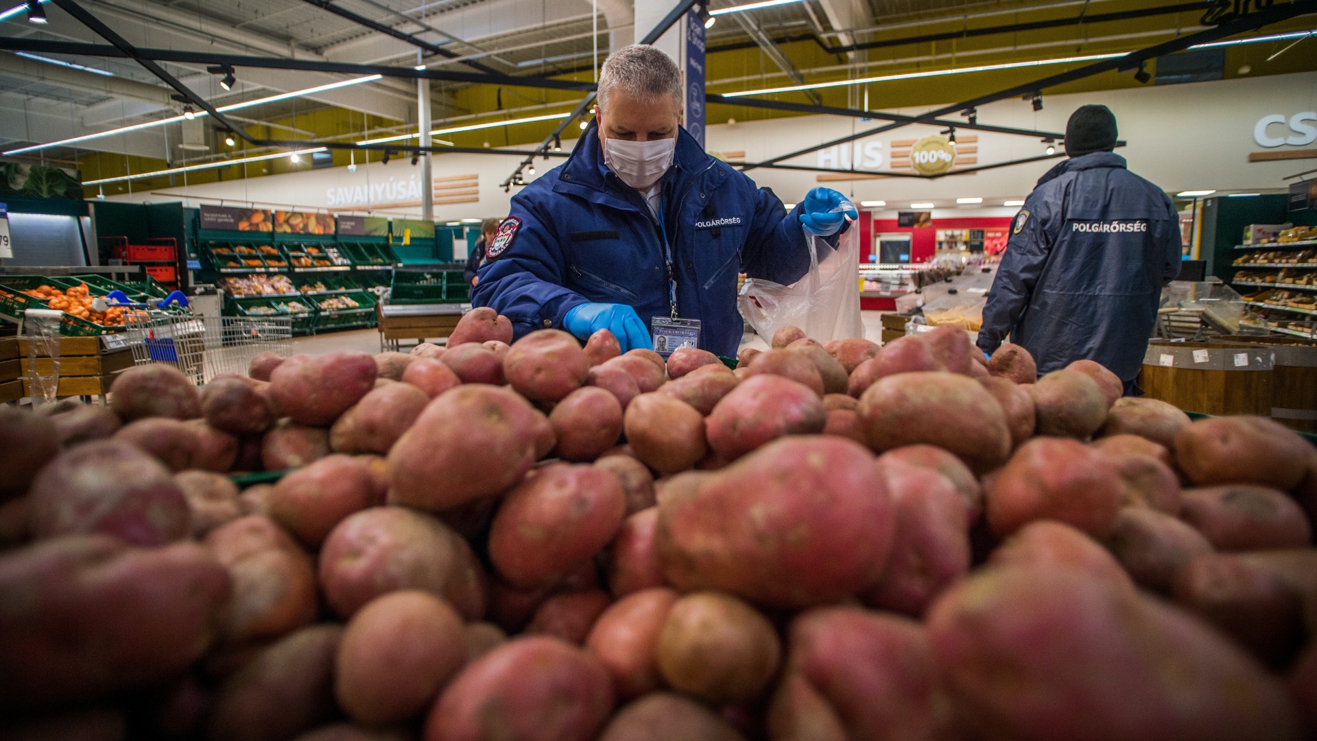 Krumplit válogatnak a piacon
