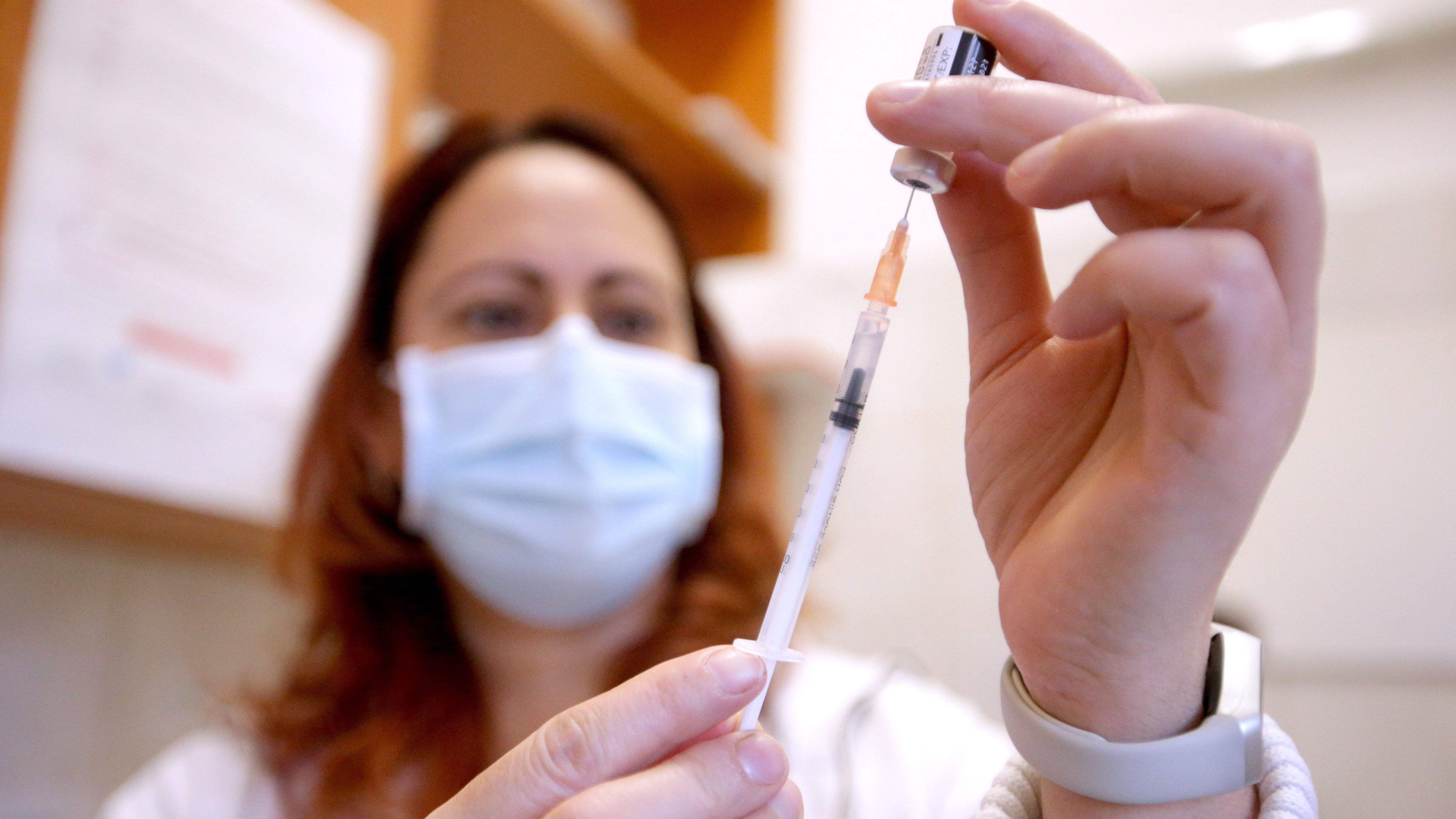 A Pfizer-BioNTech koronavírus elleni vakcinát készítik elő oltáshoz Szekszárdon a Tolna Megyei Balassa János Kórház oltópontján
