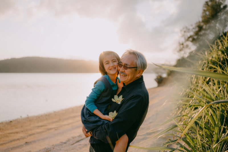Nagypapa az unokájával Okinawa, szigetén