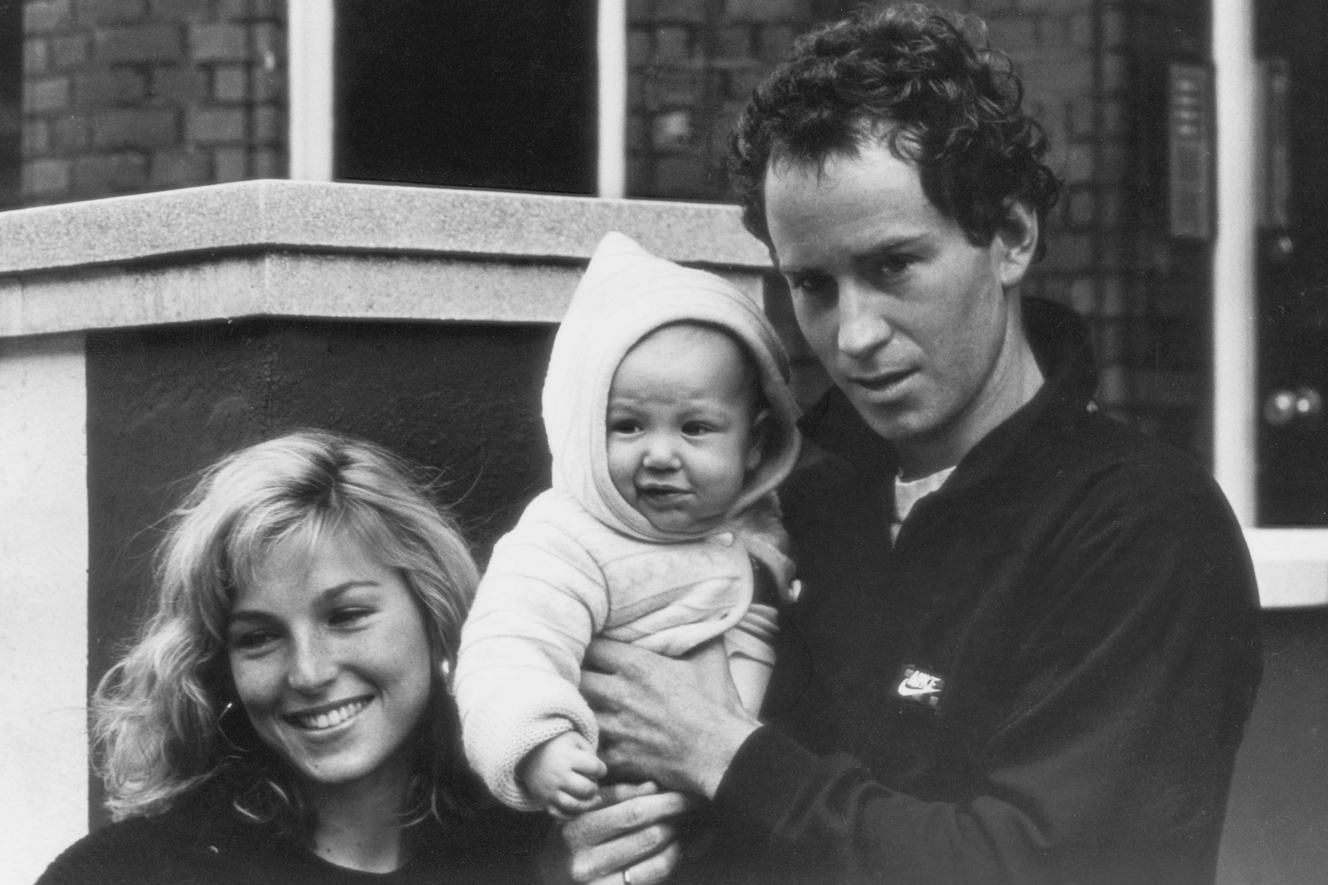 John McEnroe és első felesége, Tatum O'Neal fiukkal 1985-ben.