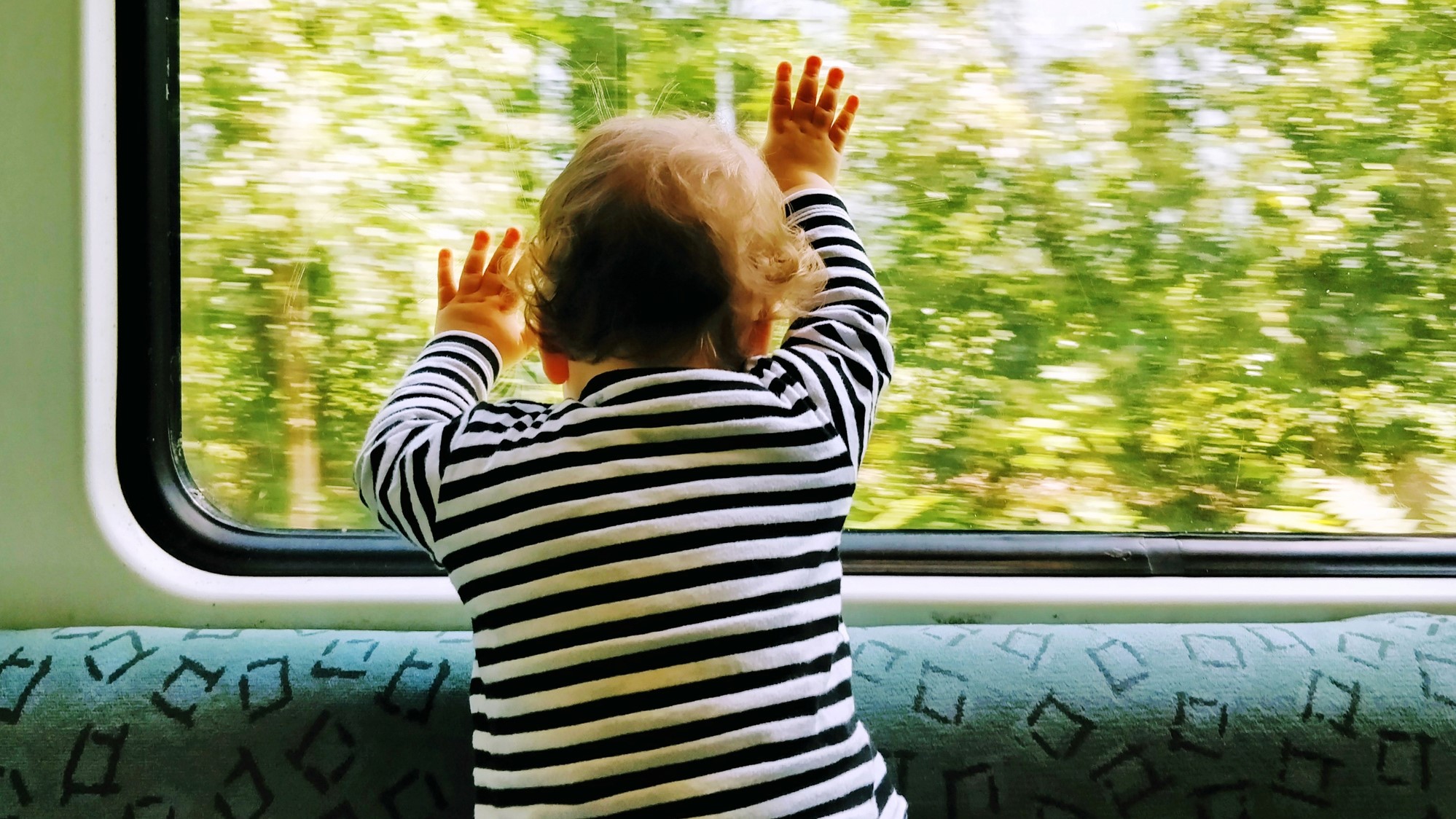 Kisgyermek a vonatablakban