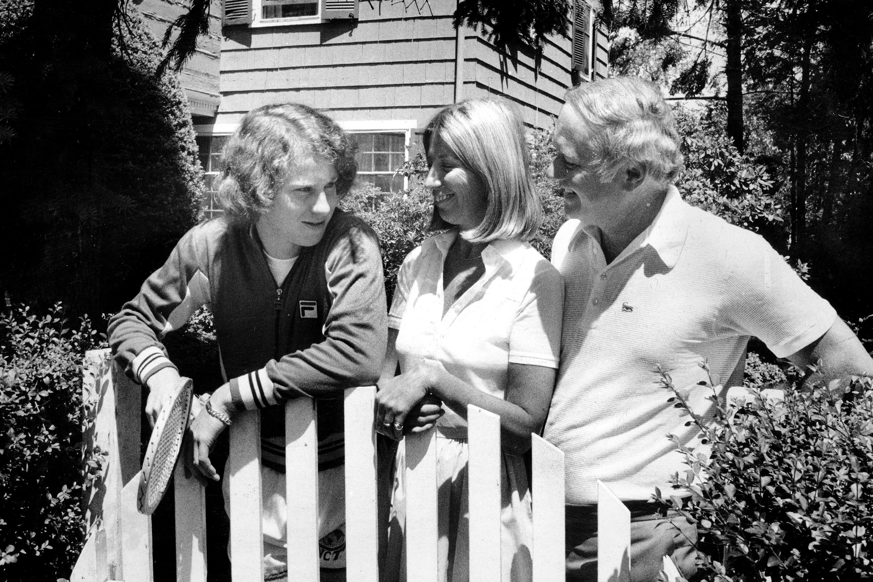John McEnroe és szülei az 1970-es években otthonuk előtt.