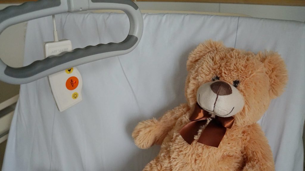 Törött combcsonttal küldte el a babát két pesti kórház – elégtételt akar az apa