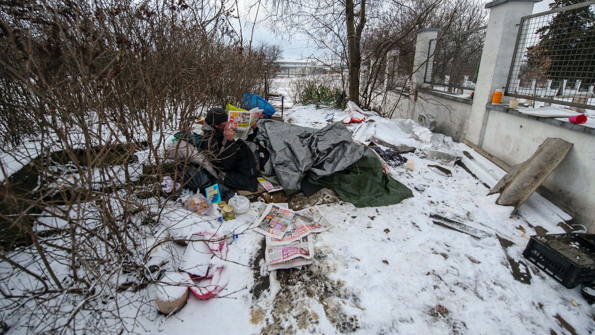 Hajléktalan férfi télen
