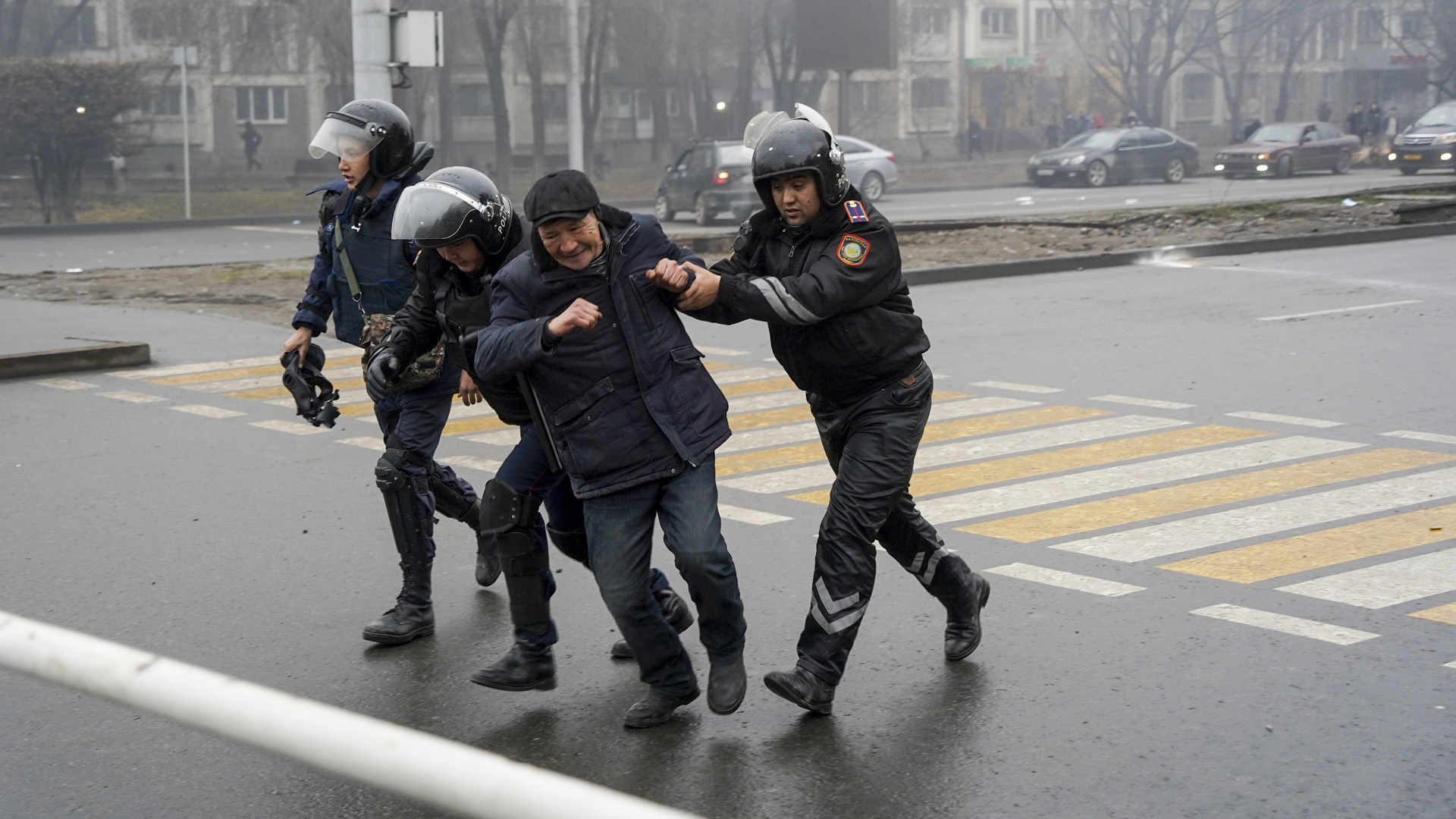 Rohamrendőrök őrizetbe vesznek egy tüntetőt Almati központjában 2022. január 5-én.&nbsp; / MTI/AP/Vladimir Tretyakov