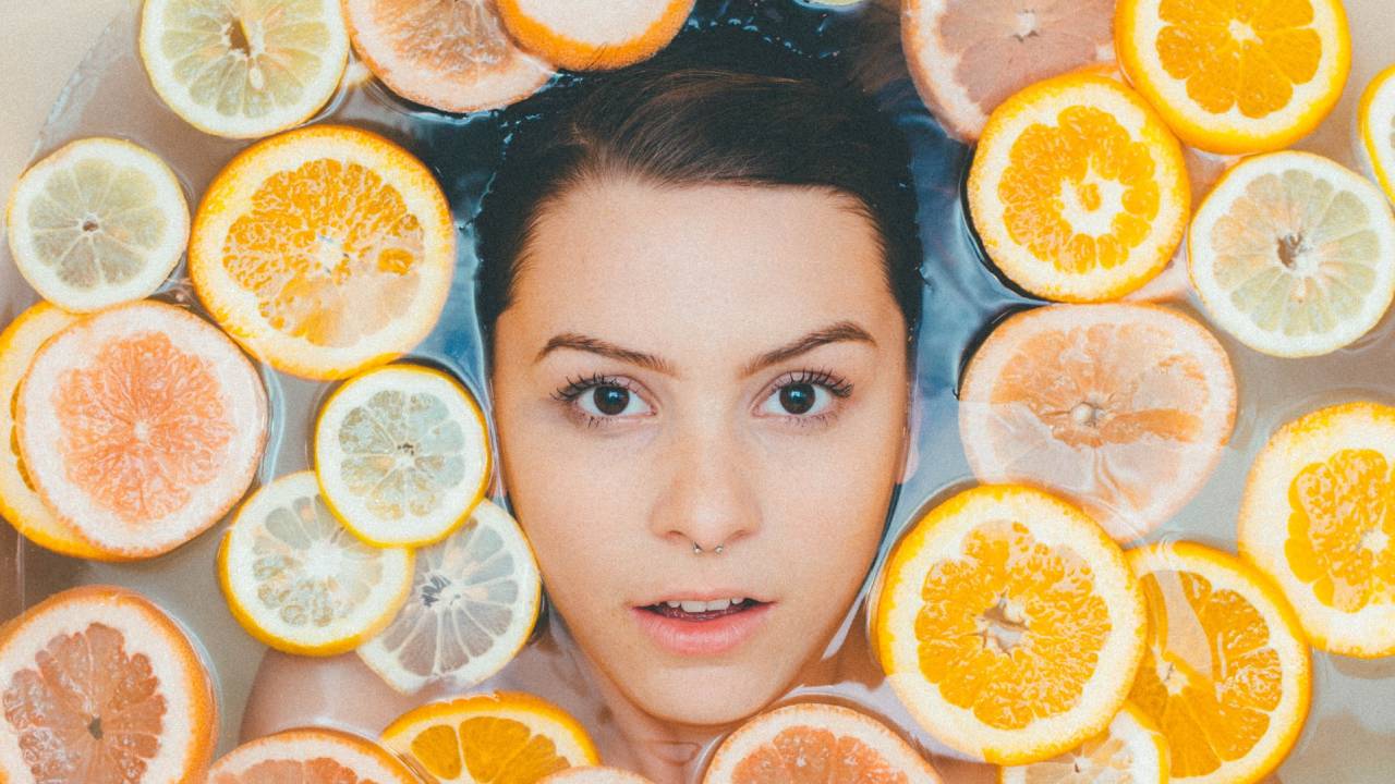 nő fürdőkádban citrusokkal