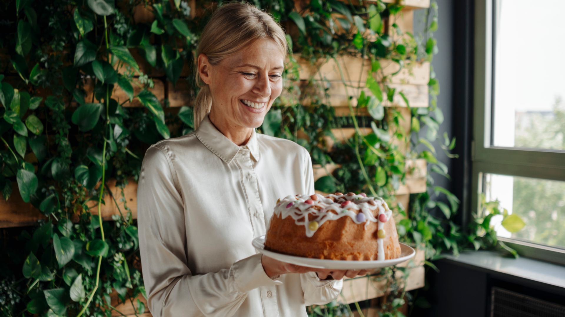 50 éves nő tortával