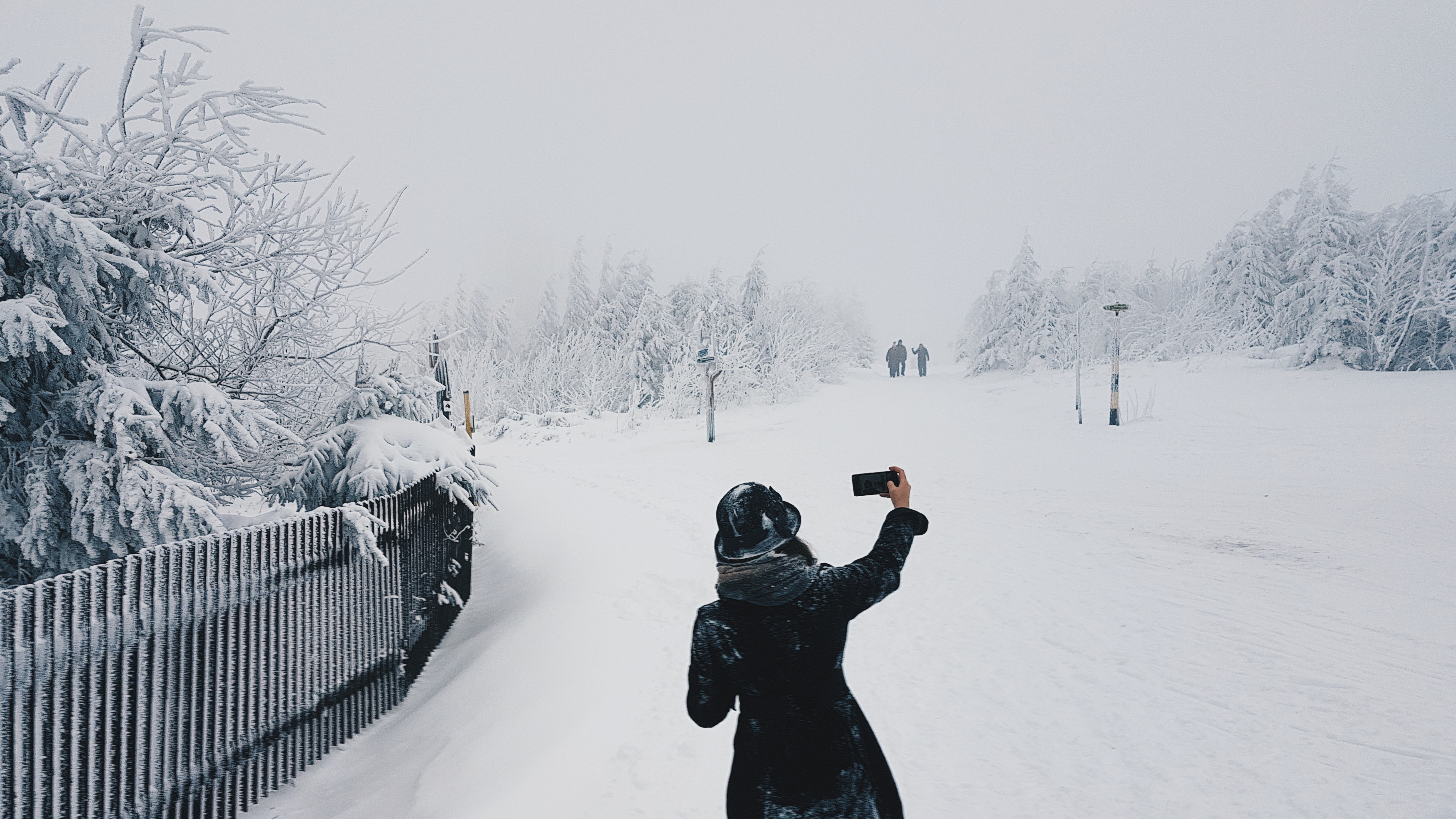 Nő szelfizik a hóban