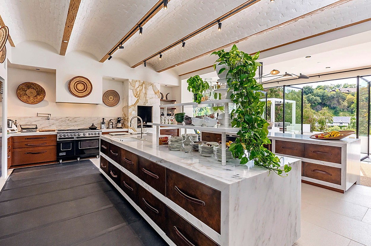Grandiózus konyhája van a luxusvillának, amit 69 millió dollárért vásárolt meg The Weeknd