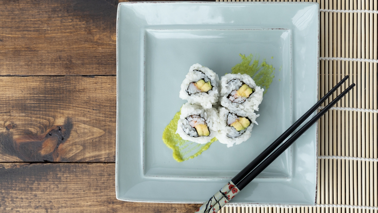 sushi wasabi tányéron