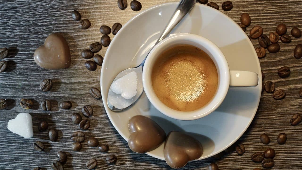 csésze kávé szív csokival