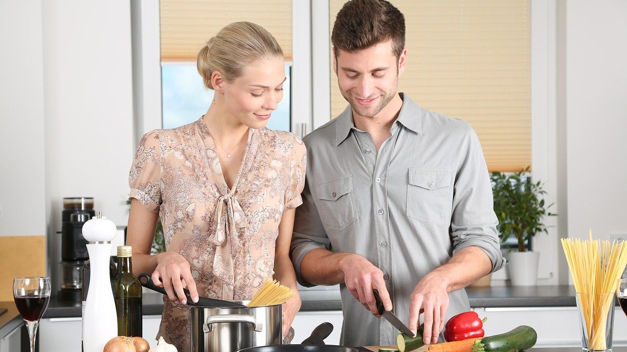 Férfi és nő együtt főz