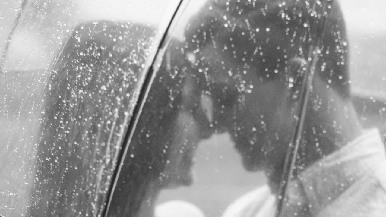 Szerelmespár az esernyő alatt esőben