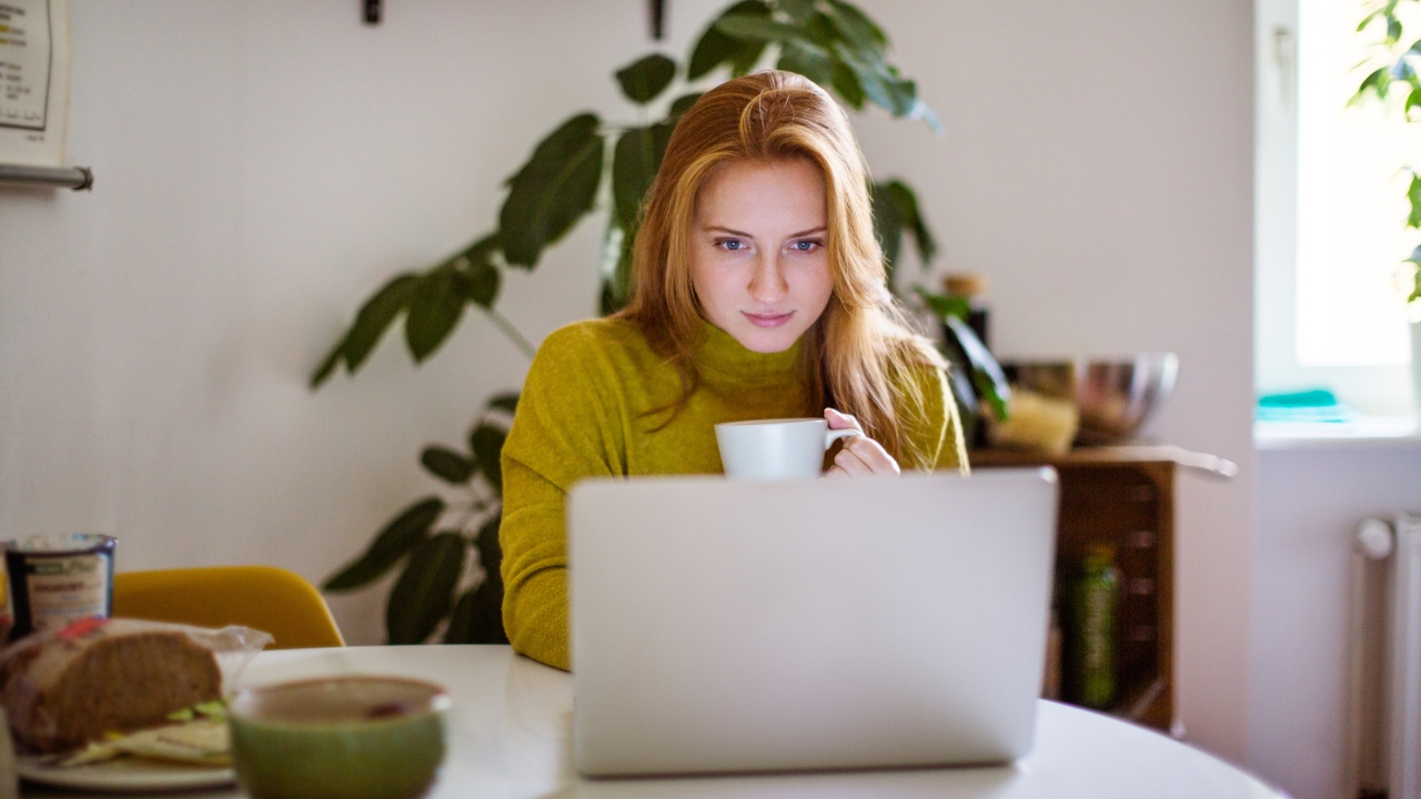 Fiatal nő a laptop előtt