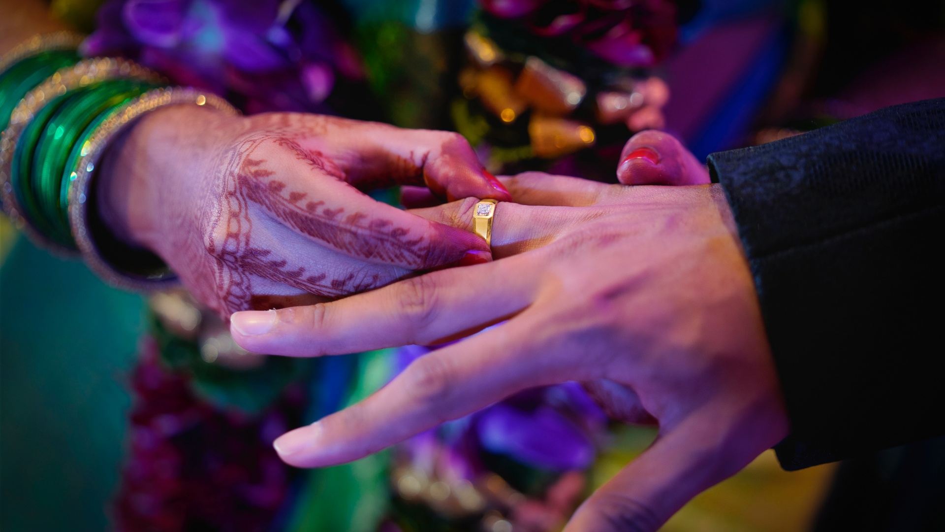 Hennával festett minta a menyasszony kezén egy indiai esküvőn
