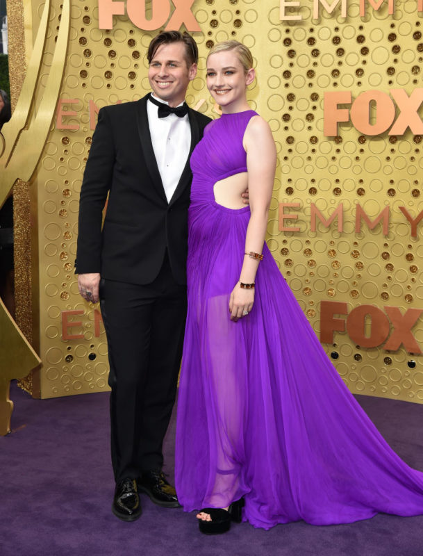 Julia Garner és Mark Foster a 2019-es Emmy-gálán