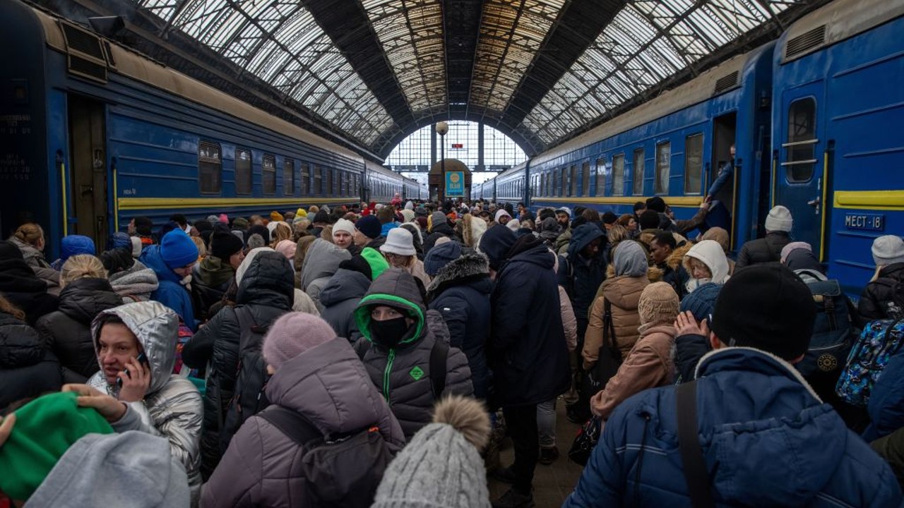 Lviv, Ukrajna, háború, menekültek