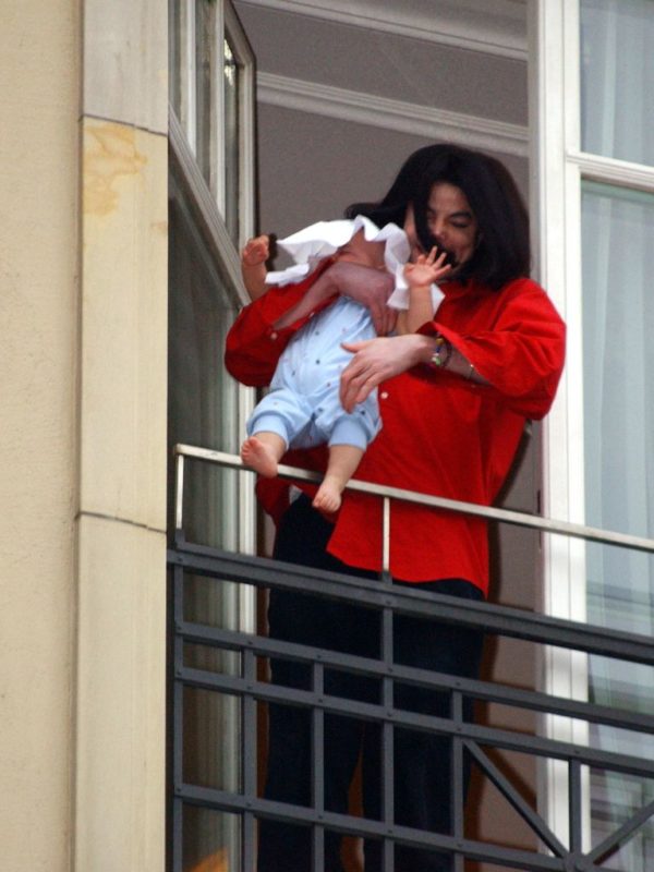 Michael Jackson cuelga a su hijo de la ventana