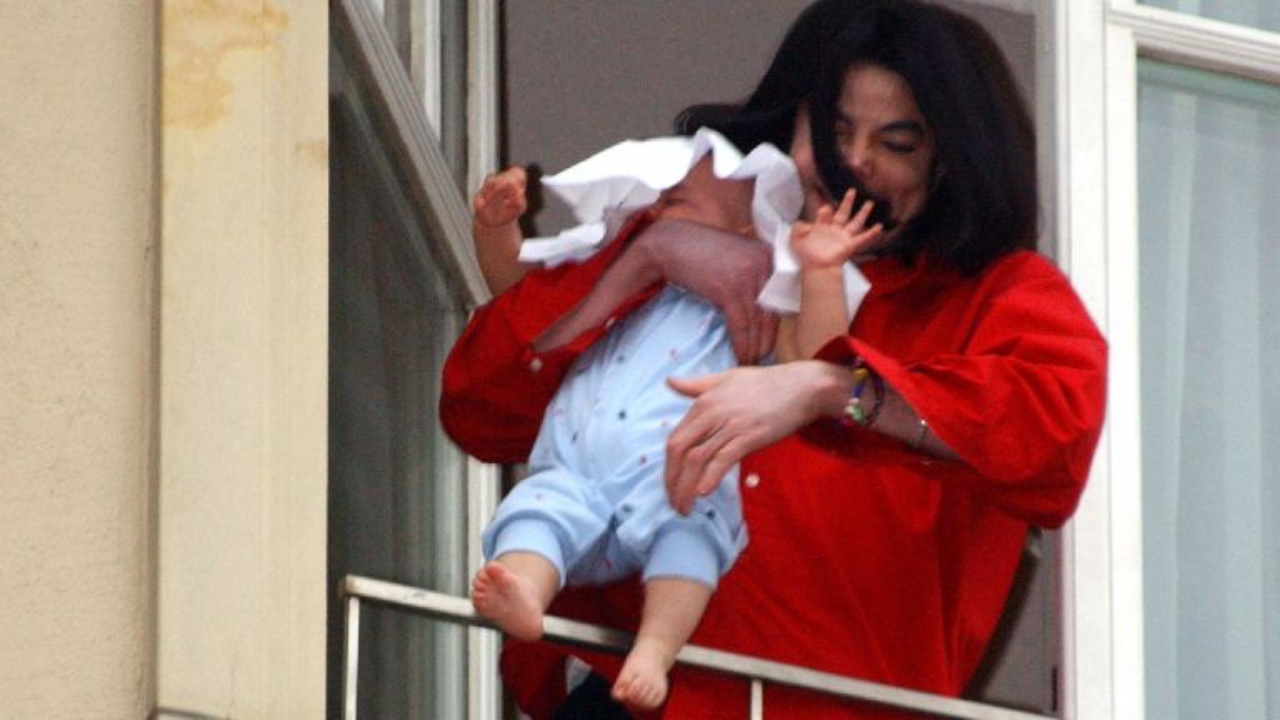 Michael Jackson kilógatja fiát az ablakon