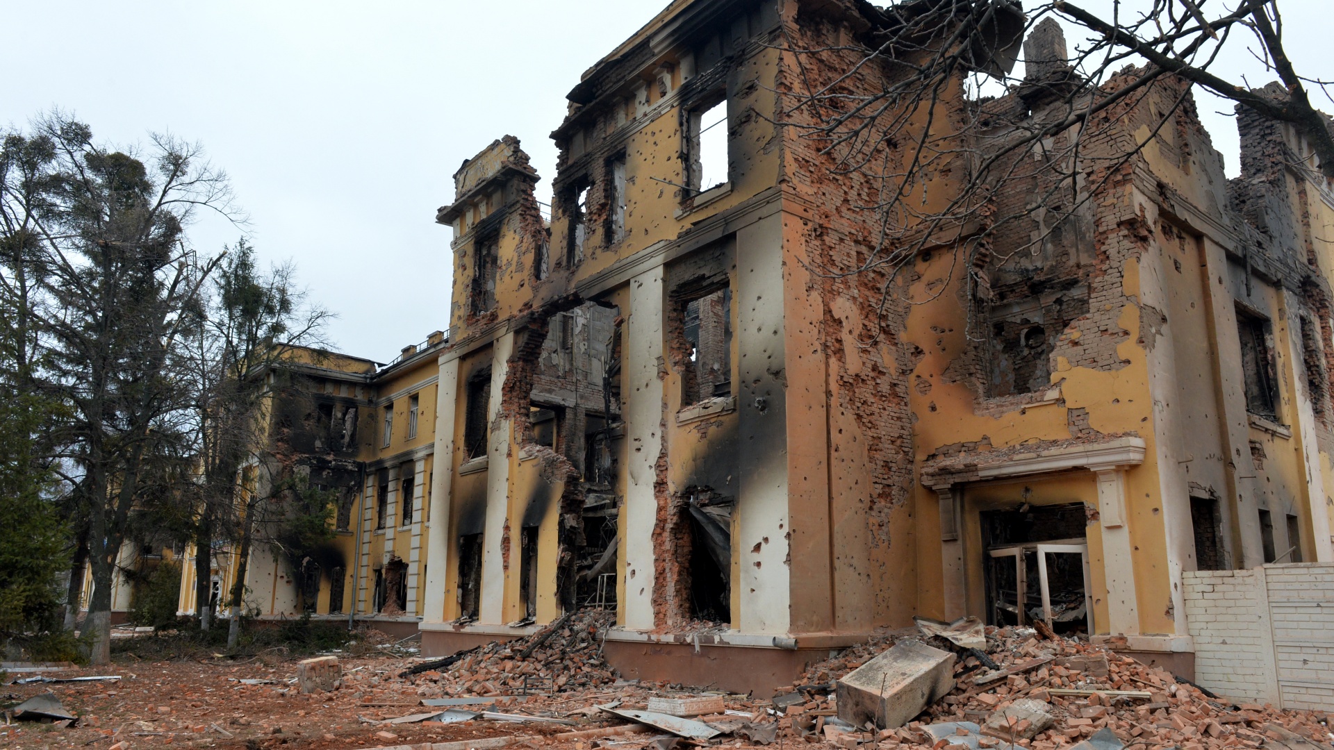 Egy harcok következtében lerombolt iskola az ukrán Harkiv város központjától nem messze
