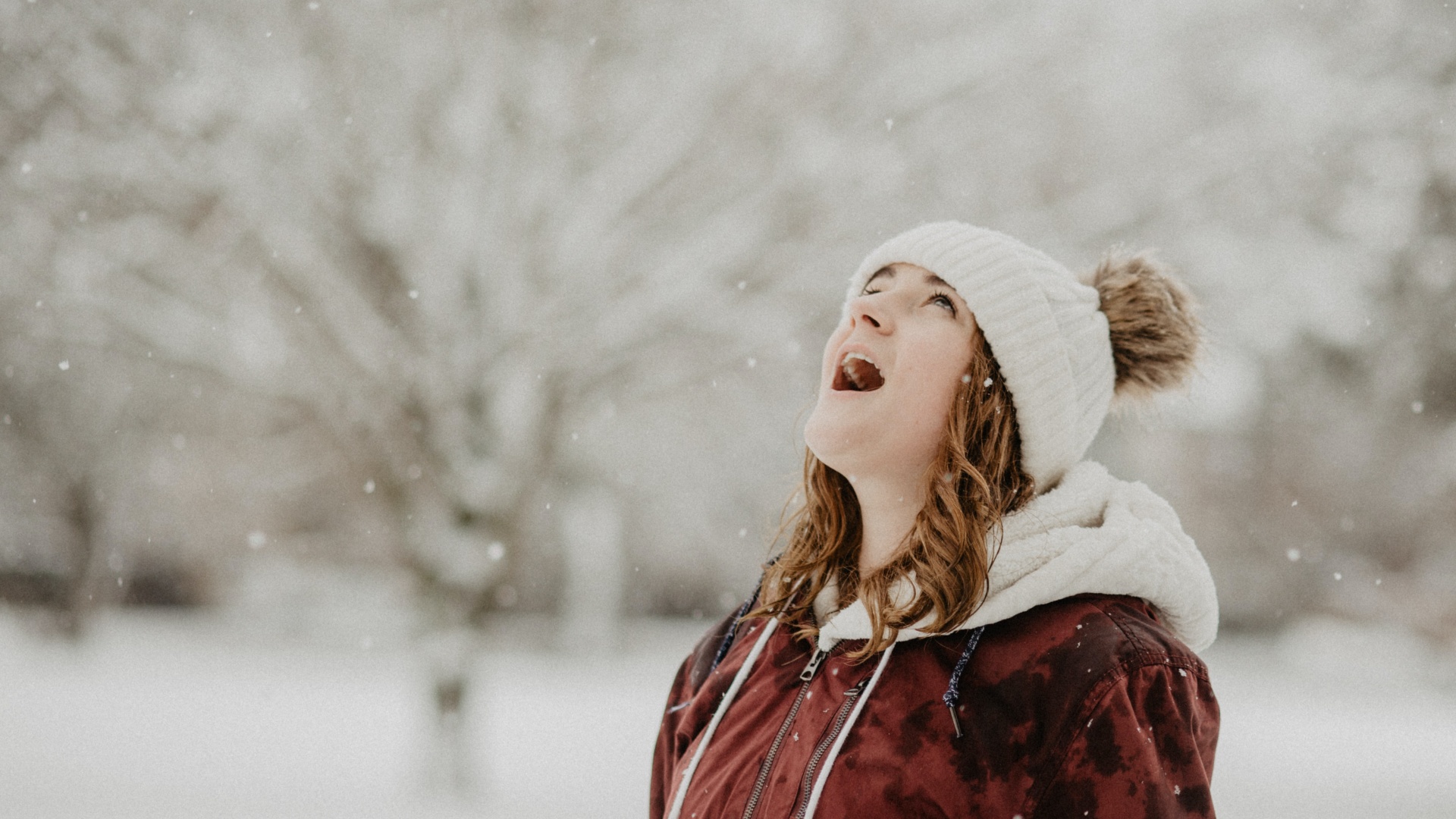 Csodálkozva figyeli a havazást egy fiatal nő