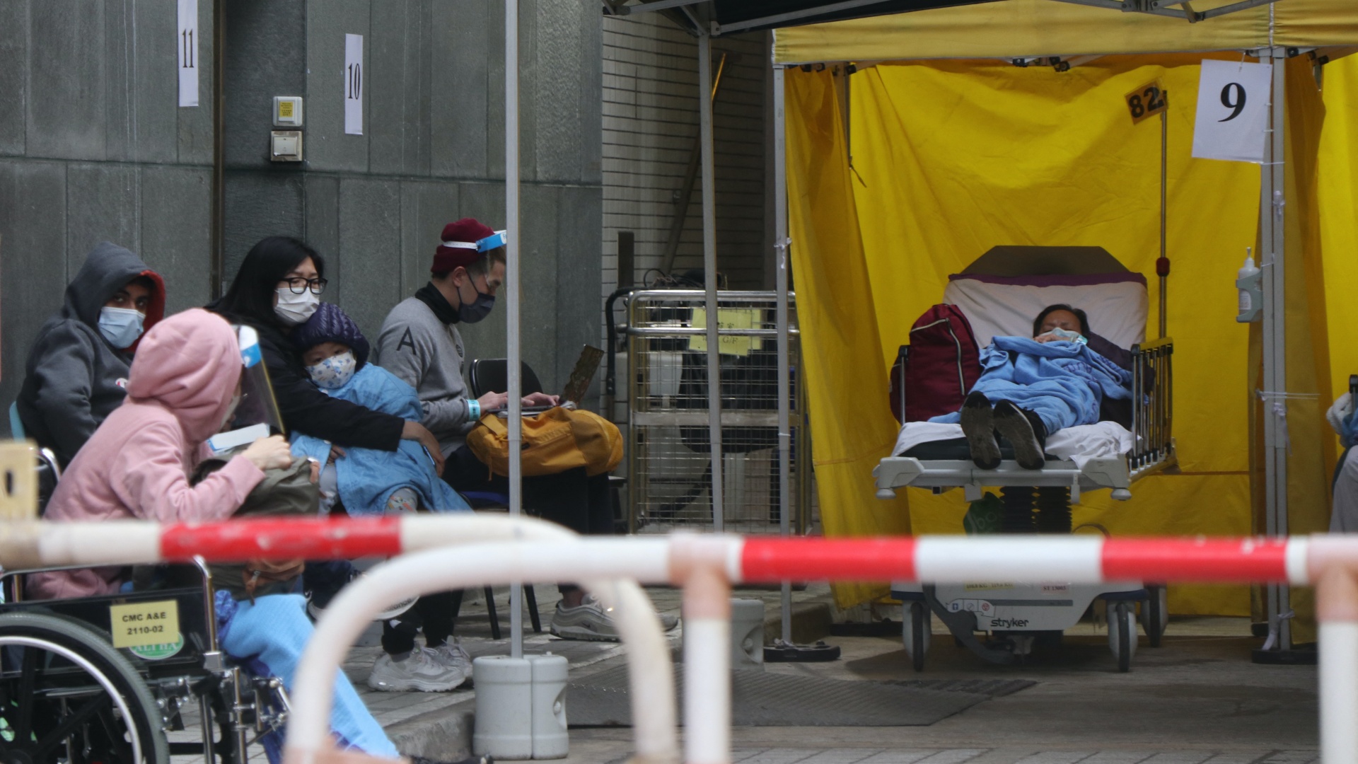 Koronavírusos betegek egy kórház előtt Hongkongban