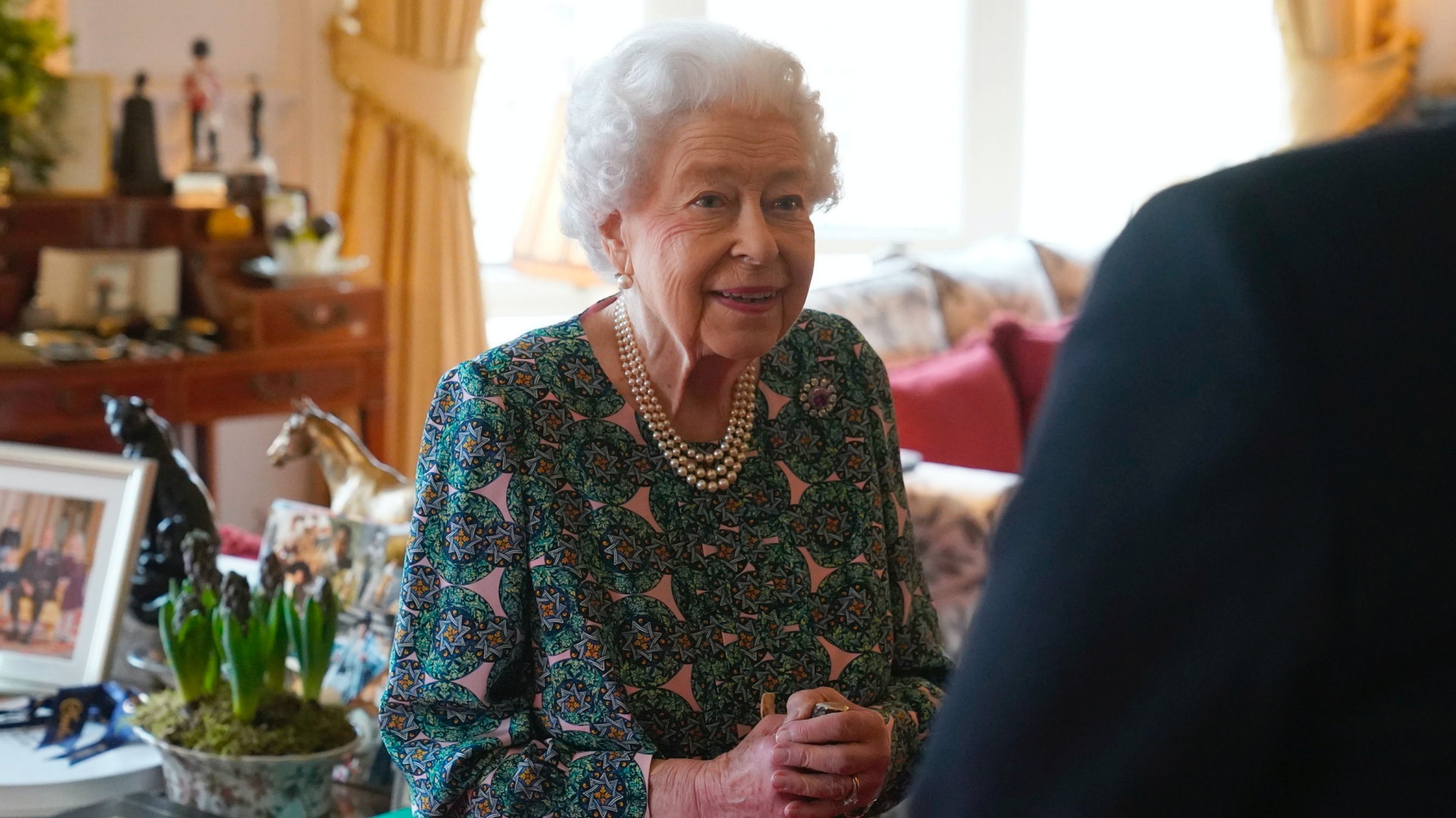 II. Erzsébet brit királynõ audienciát tart a windsori kastélyban.