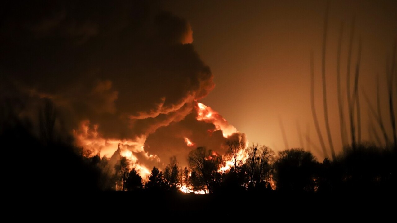 Sűrű füst száll fel egy tüzérségi támadás miatt kigyulladt olajtárolóból Kijev közelében 2022. február 27-én (Fotó: MTI/EPA/Alisa Yakubovich)