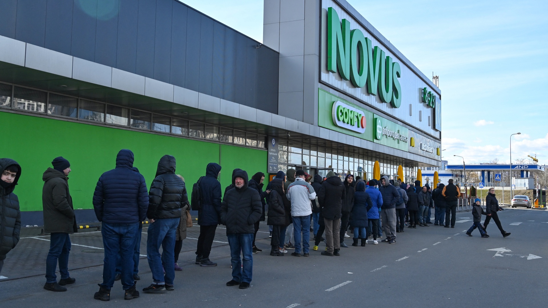 Emberek sorban állnak egy élelmiszer-szupermarket előtt az ukrán fővárosban,
